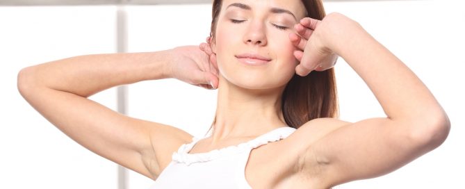 Mujer estirando acupuntura barcelona